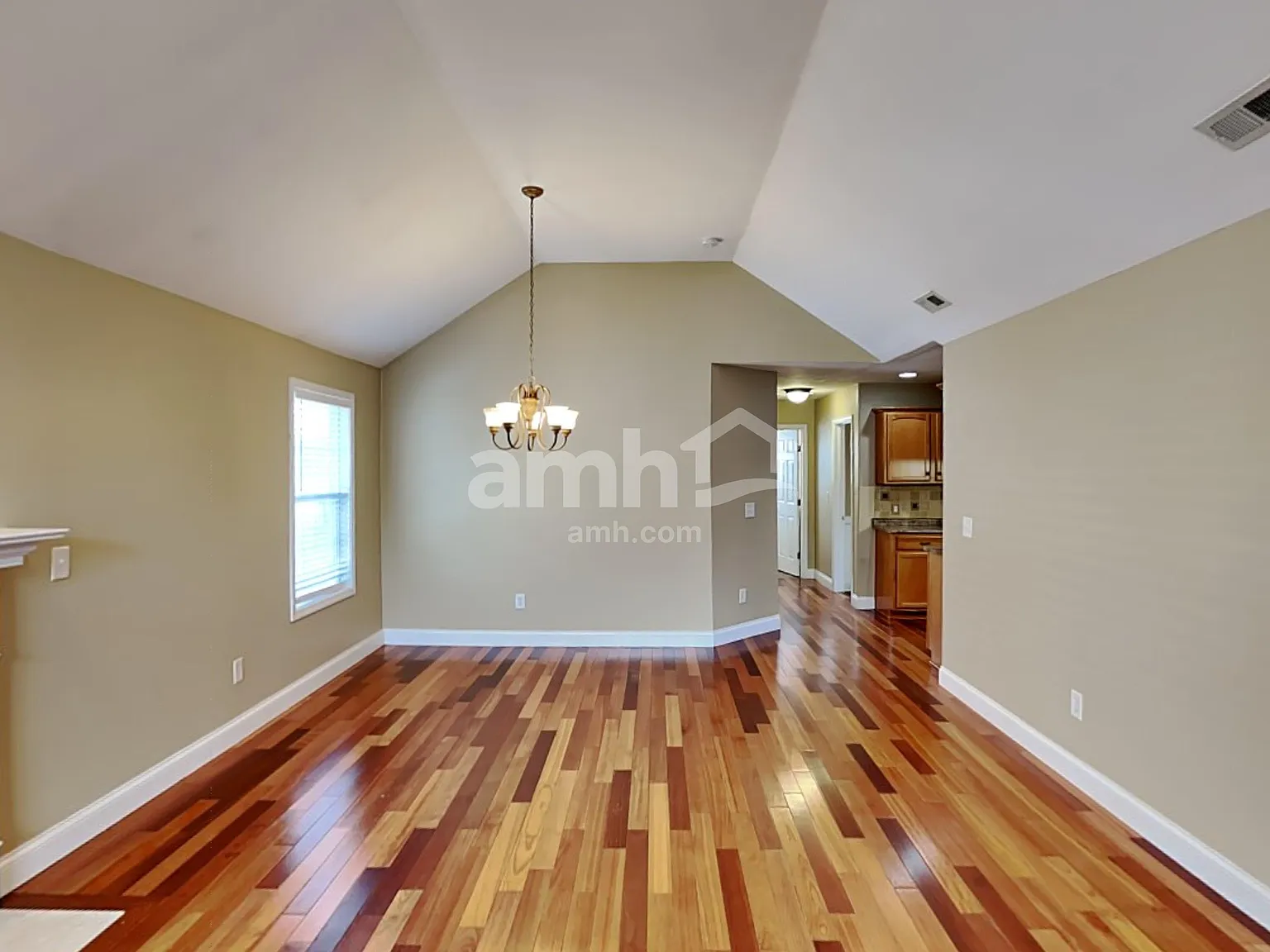 3 bed, 2.0 bath, 1820 sqft, $2,320 — Photo 4
