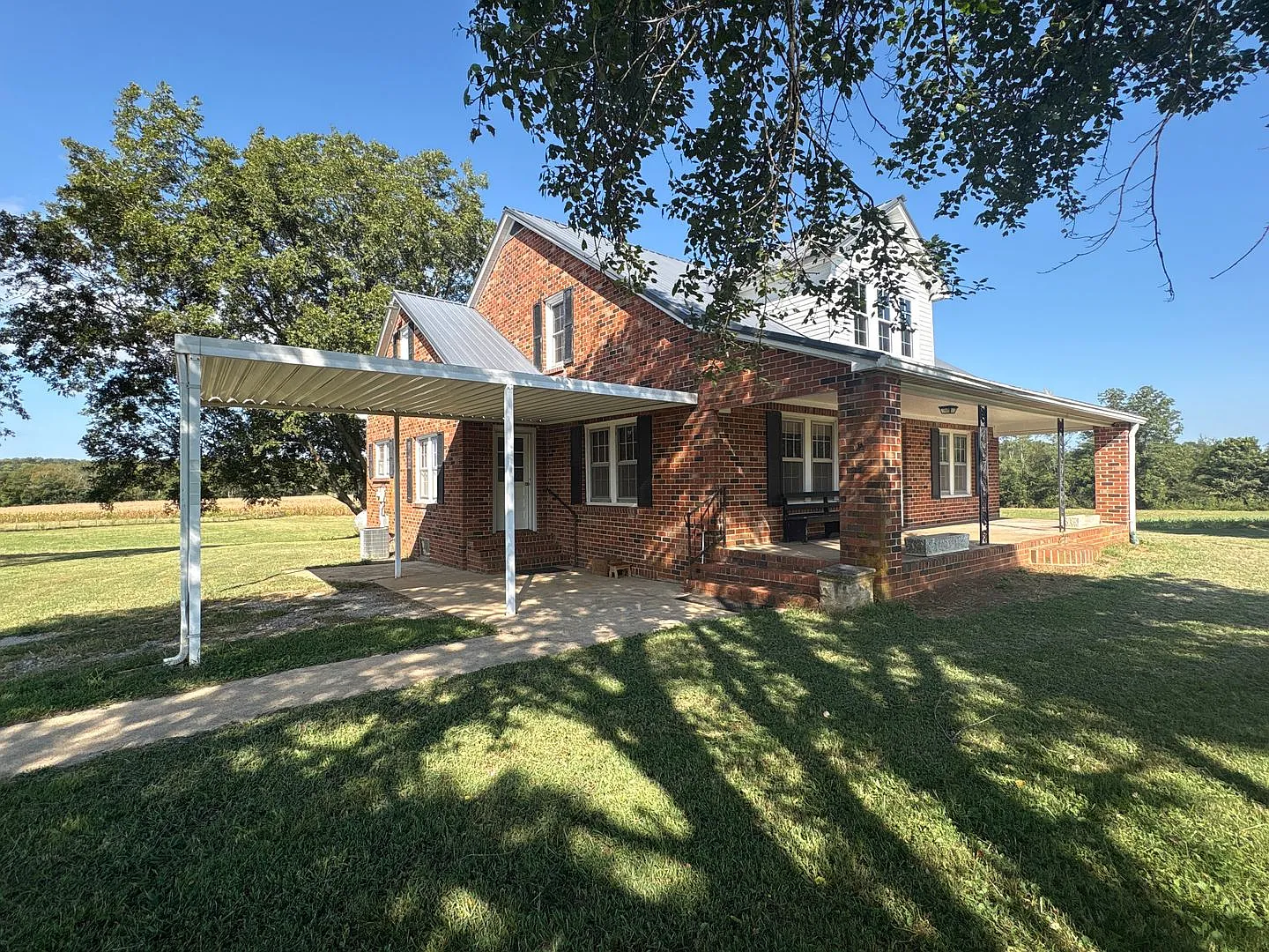 Country Farmhouse with Beautiful Mountain Views! — Photo 2