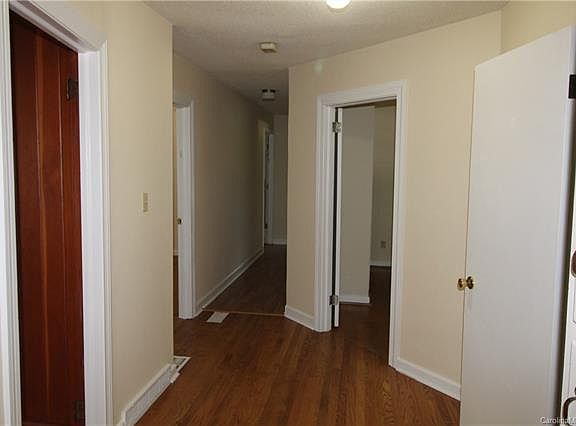3rd image of 209 Fieldstone Cir
