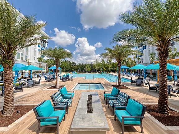 Ciel Luxury Apartments ; Jacksonville, FL ; Outdoor Fire Pit