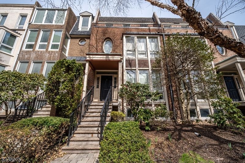 1st image of 130 Kensington Dr