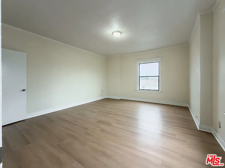 4367 S Van Ness Ave #4 — Photo 9