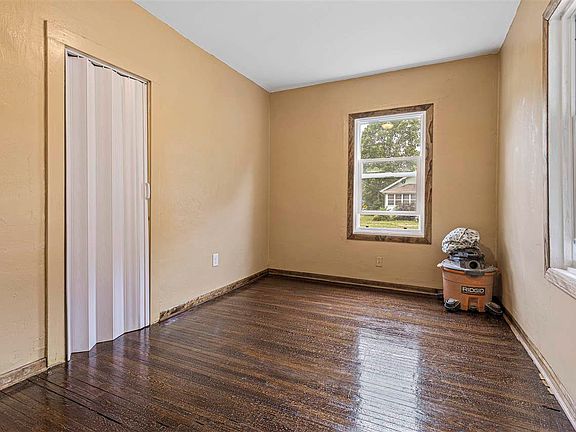3rd image of 2714 Hanson St
