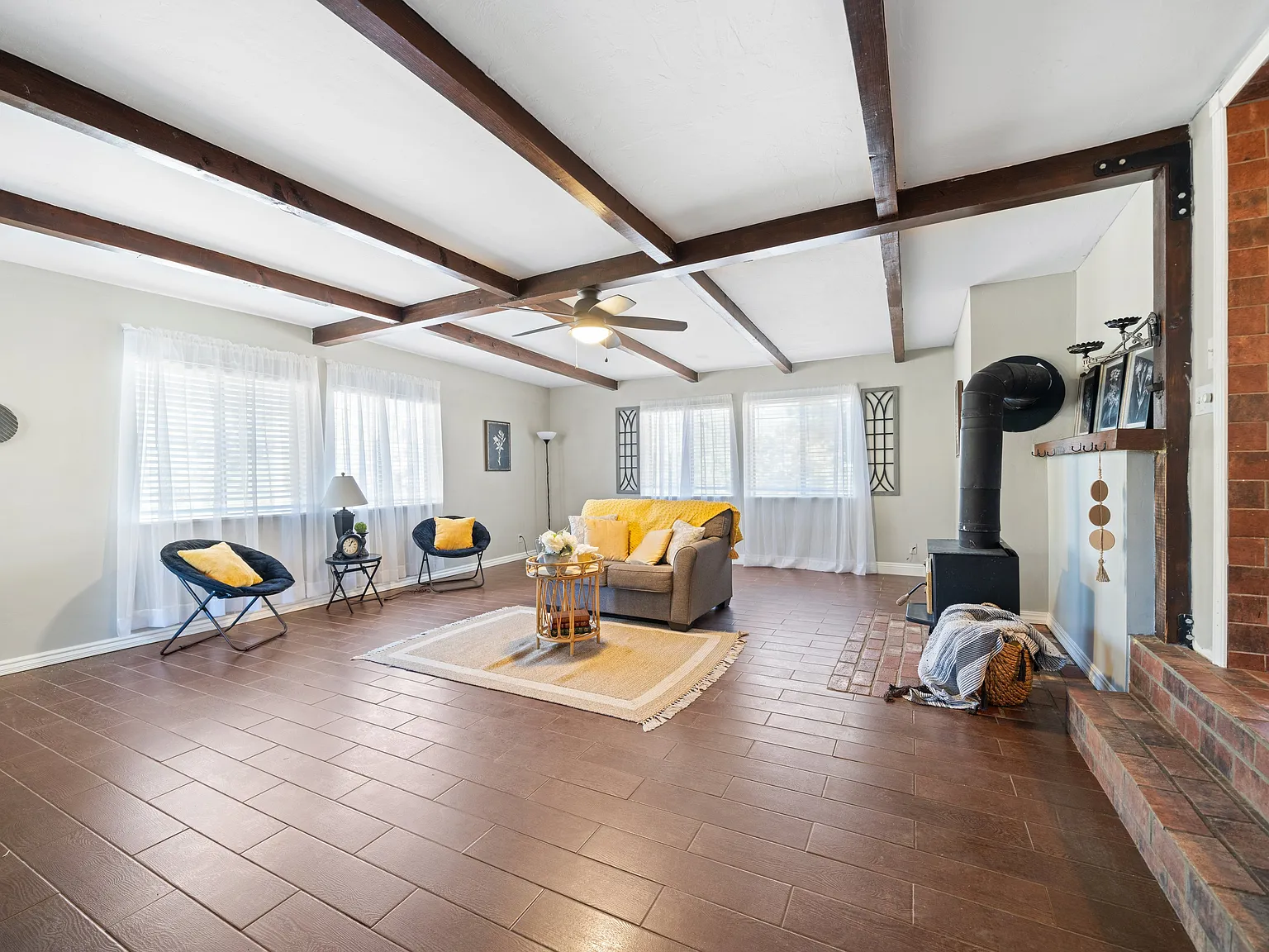 4 bed, 2208 sqft, $2,500 — Photo 4