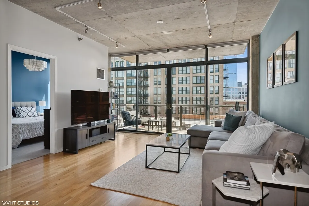 Building Photo - 321 S Sangamon St #810