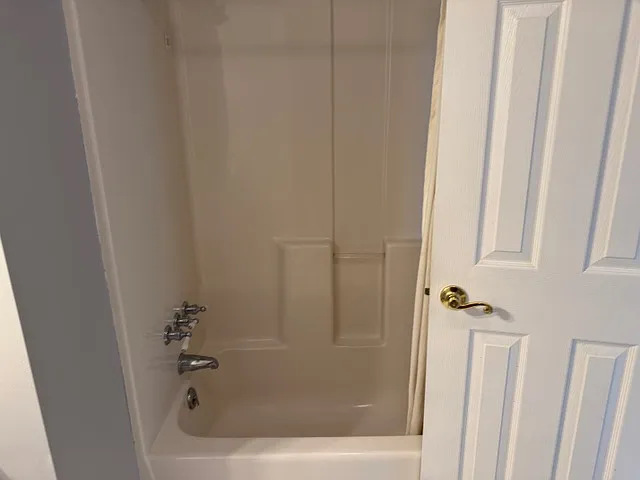 2nd floor full bathroom.