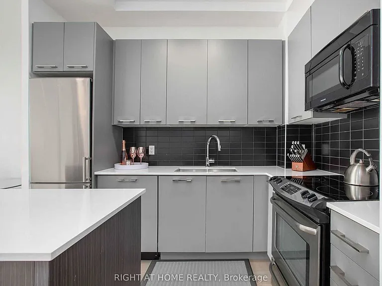 9471 Yonge St #316 — Photo 6