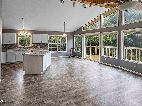 4th image of 523 Birch Dr