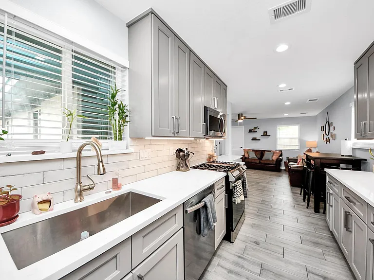 834 Ellington St — Photo 15