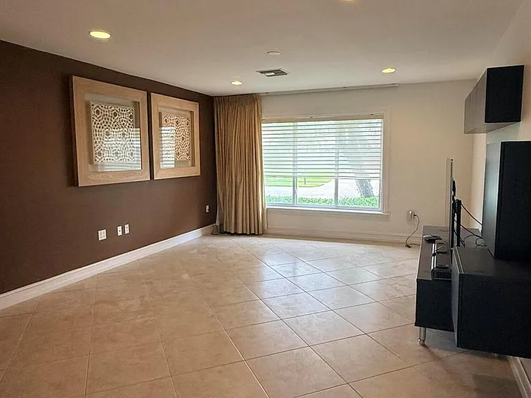 3509 NW 26th Ct — Photo 6