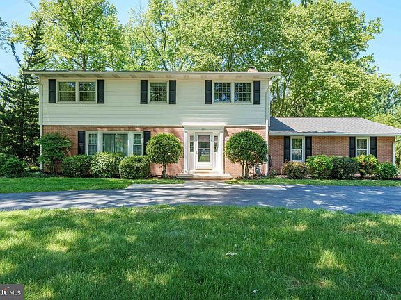 2nd image of 206 E Fairways Cir