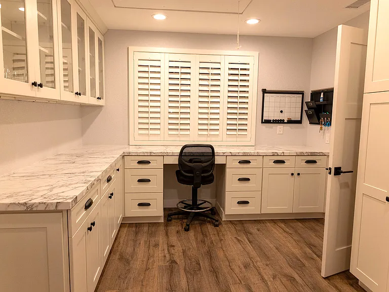 Work or unwind in the cozy office nook, perfect for staying productive during your stay. Plus, a well-stocked pantry ensures you have everything you need right at your fingertips. Comfort and convenience all in one space!