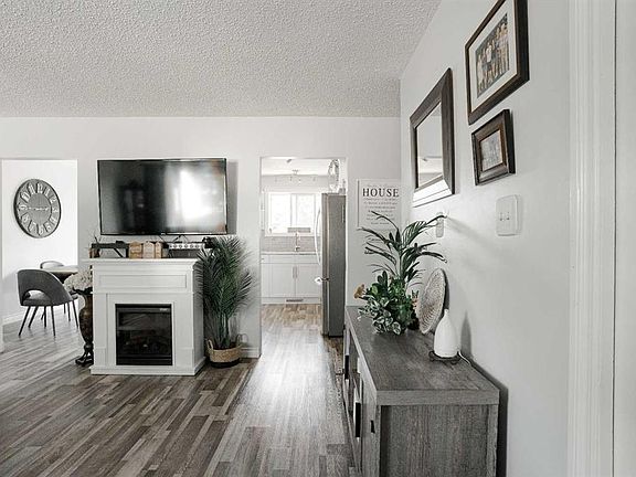 3rd image of 114 NE Hilltop Cres