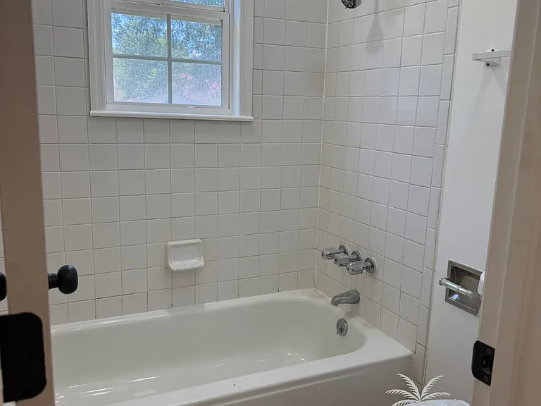 2210 Crosby Ave — Photo 5