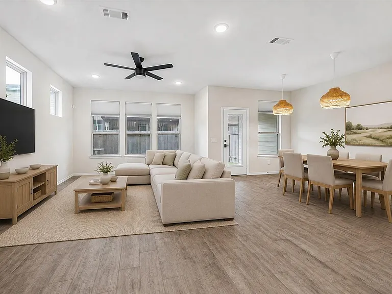 1821 Agoura Hills Dr — Photo 3