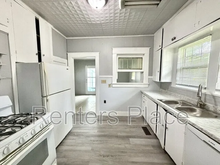 204 S Birch St — Photo 10