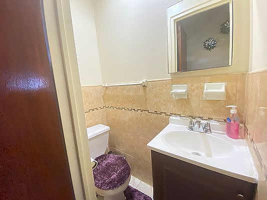 5th image of 810 E 220th St Floor 2