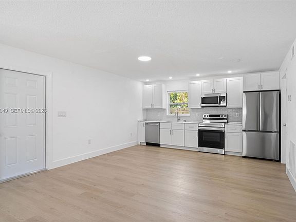4th image of 2241 Hope St