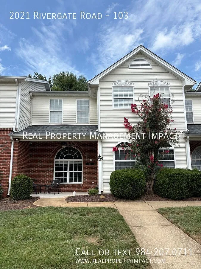 Bright & Spacious 2BR/2.5BA Townhome in North Raleigh's Breezewood Community — Photo 2