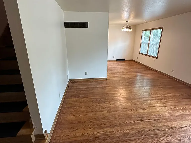 1011 Kellogg Ave — Photo 4
