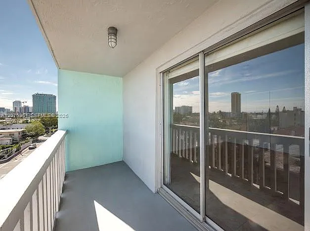 Carlyle Plaza Condo — Photo 3