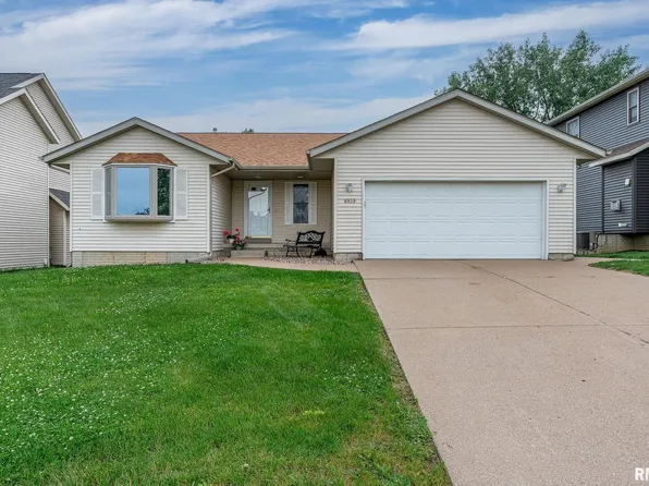 6939 Cresthill Dr, Davenport, IA 52806