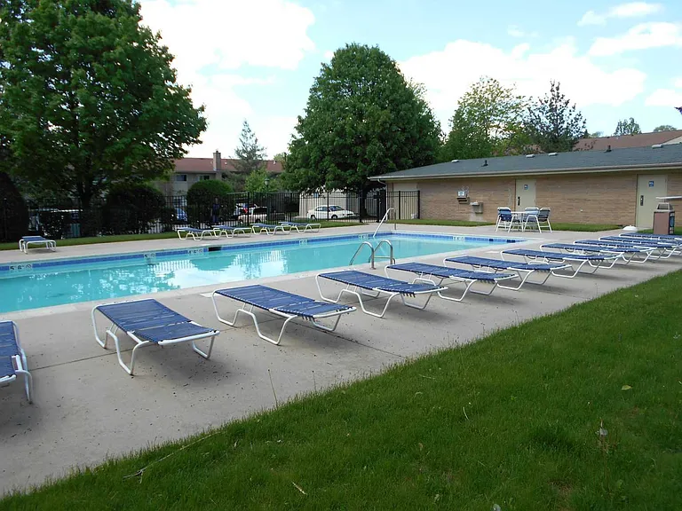 Pebblewood Court Apartments — Photo 8
