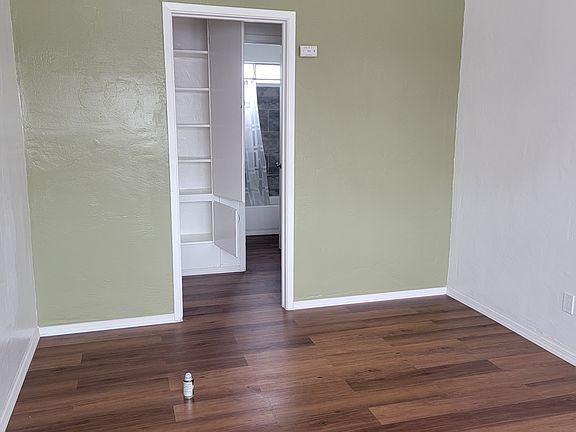 4th image of 4042 Winona Ave #4042