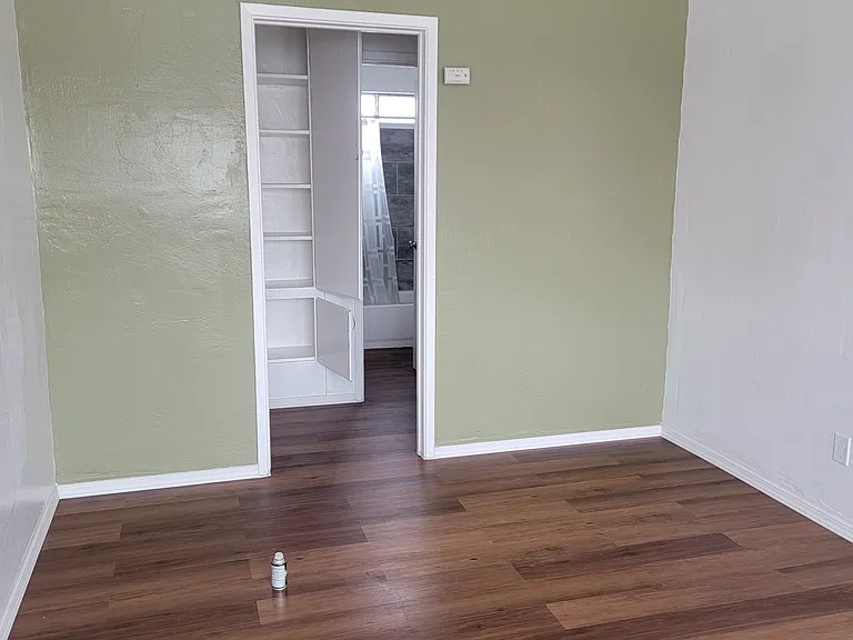 4042 Winona Ave #4042 — Photo 4