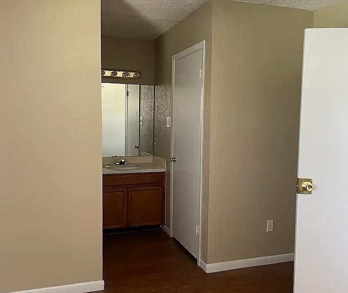 3625 Crestbrook Ct #4 — Photo 4