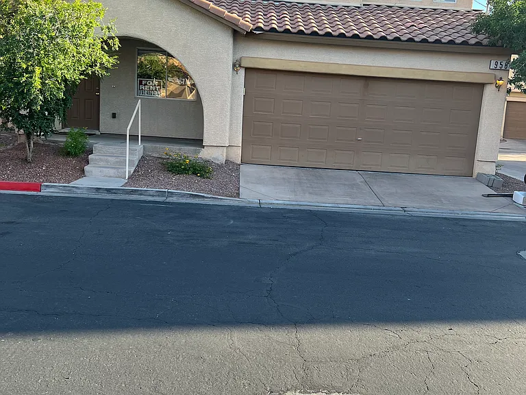 958 Medina De Leon Ave — Photo 10