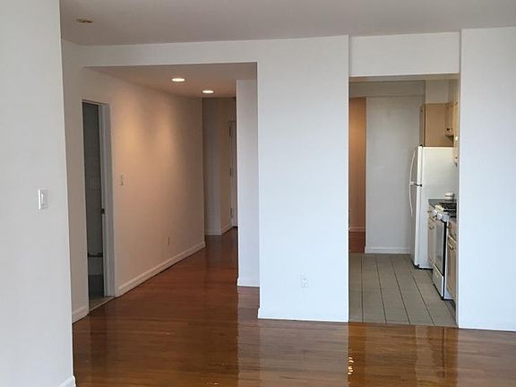 3rd image of 25 West Broadway