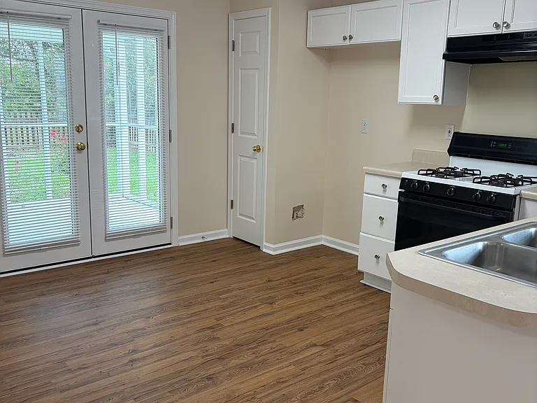 214 Bainbridge Cir — Photo 5