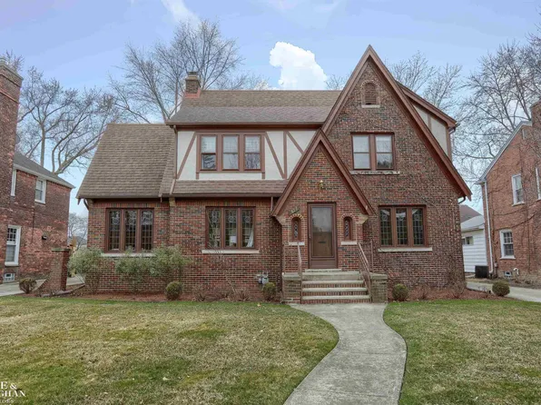877 Lakepointe St, Grosse Pointe Park, MI 48230