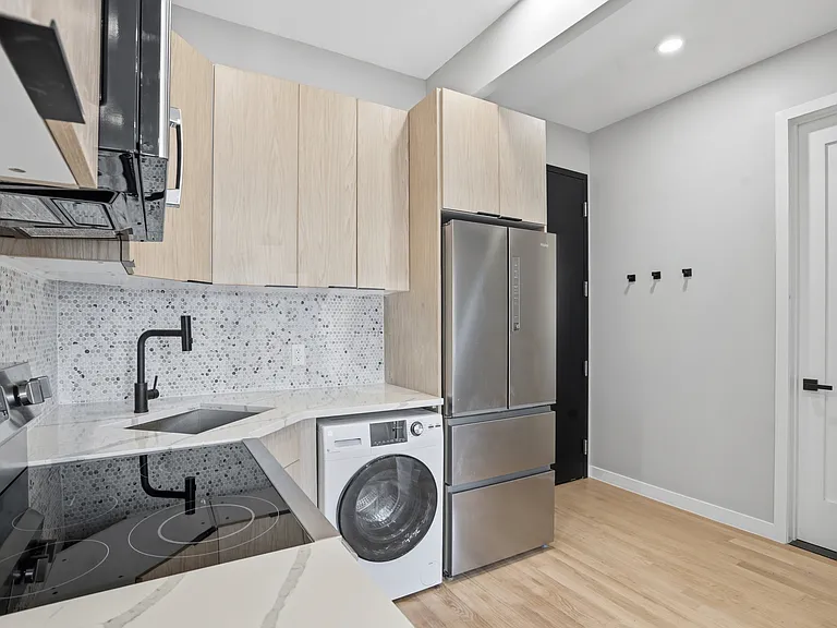356 E 8th St #Penthouse 3 — Photo 4