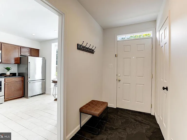 1149 Colonial Rd — Photo 4
