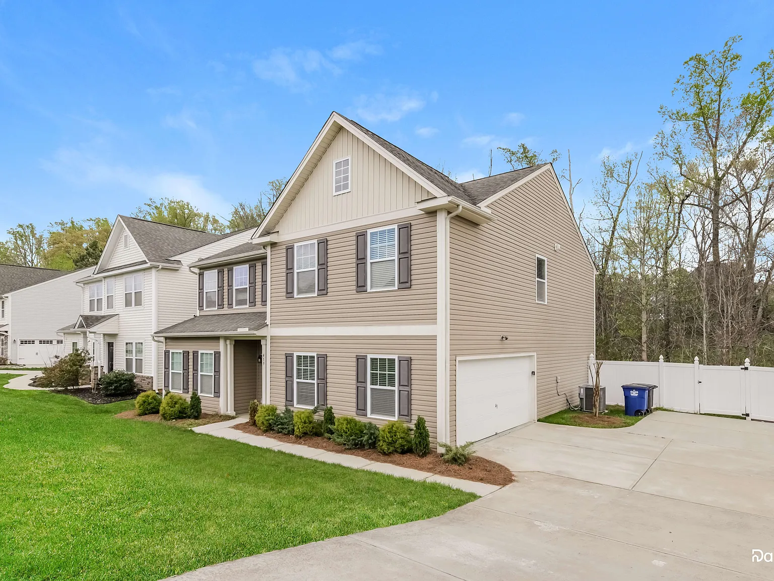 4 bed, 2.5 bath, 2780 sqft, $2,345 — Photo 2