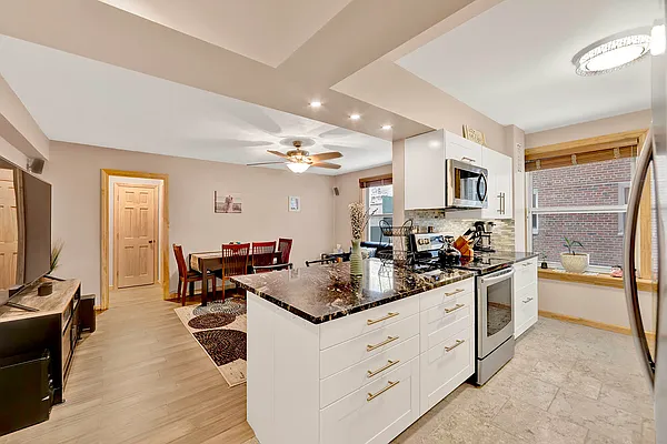 Sold by REMAX Elite | media 6