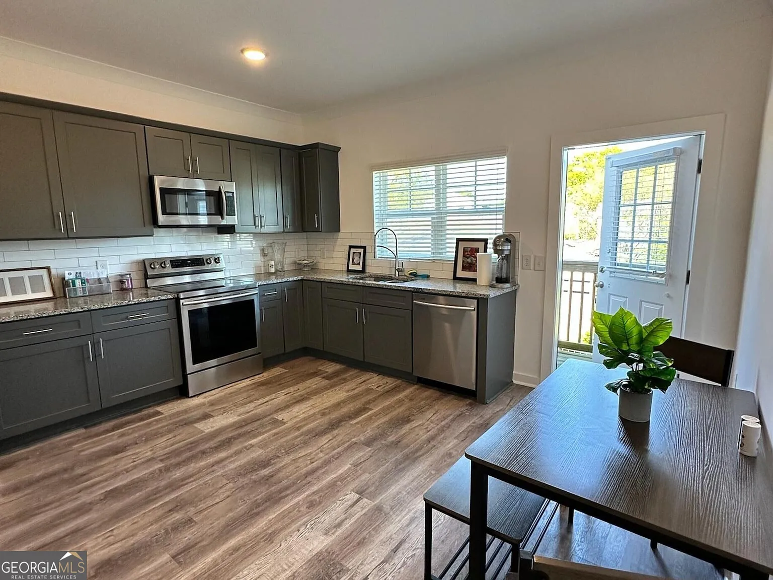 3 bed, 3.5 bath, 1260 sqft, $2,950 — Photo 2