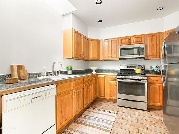 3rd image of 25 Montgomery Pl APT 4