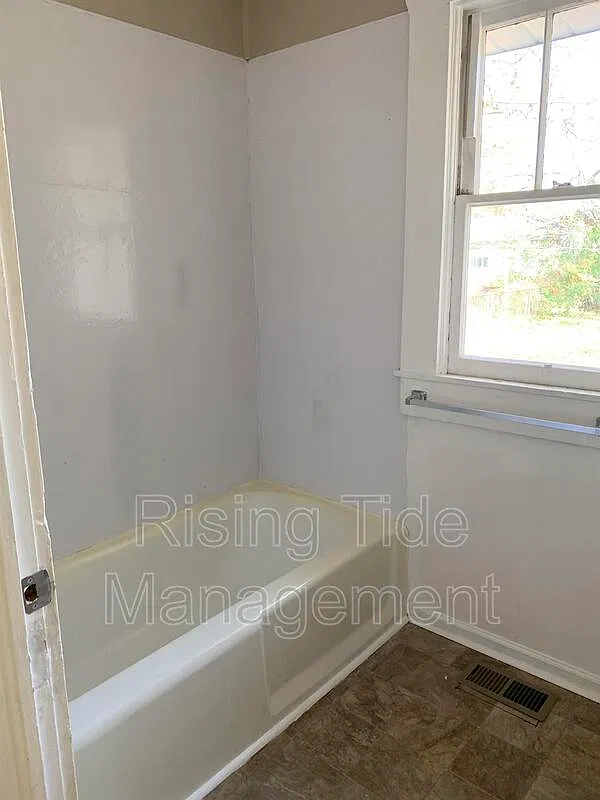 3 bed, 2.0 bath, 1032 sqft, $995 — Photo 2
