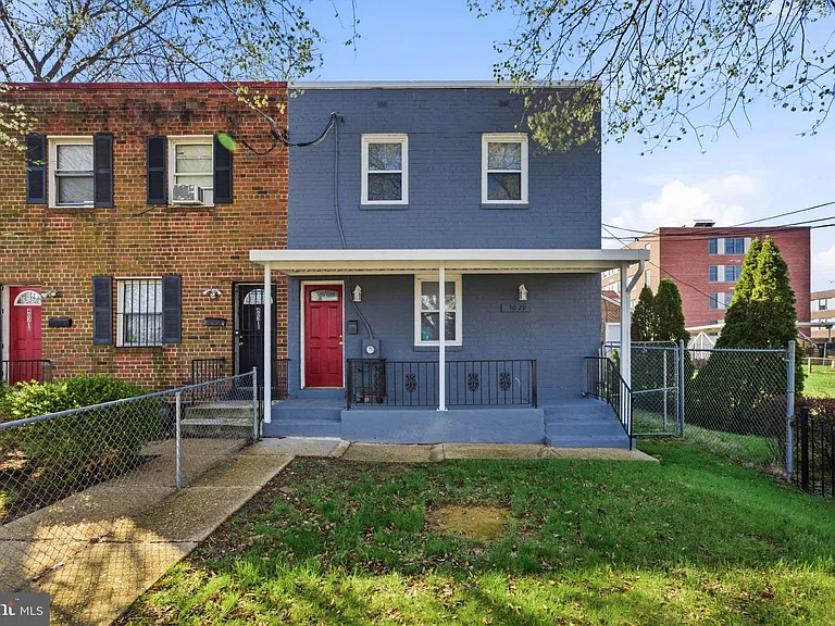 4029 Grant St NE — Photo 1