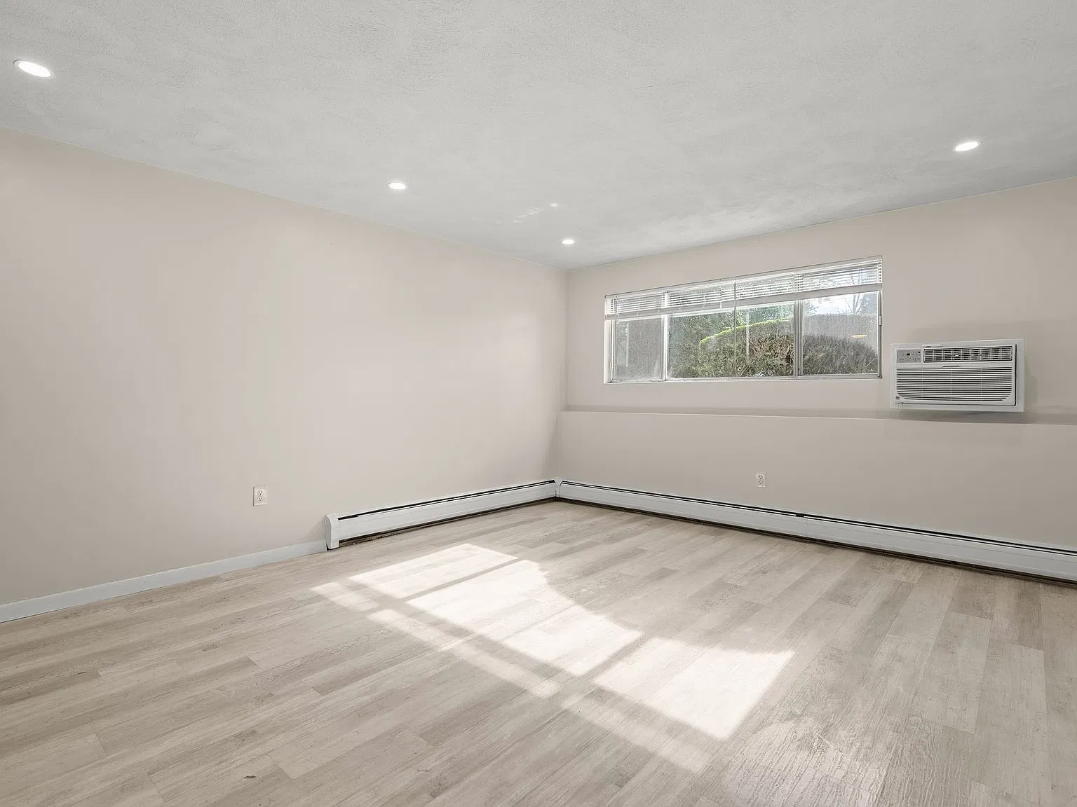 2 bed, 897 sqft, $2,400 — Photo 1