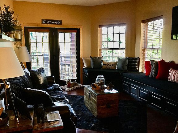 Living Room -Lots of seating