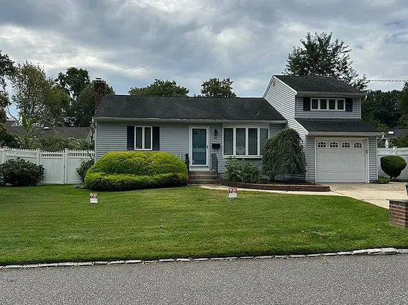 42 Peachtree Ln, Huntington Station, NY 11746