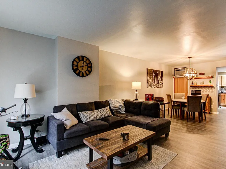 1215 Daly St — Photo 2