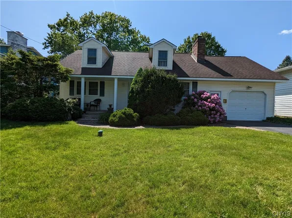 7557 Daphne Dr, North Syracuse, NY 13212
