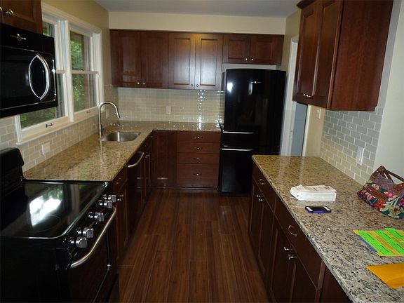 4th image of 31125 Sheridan Dr