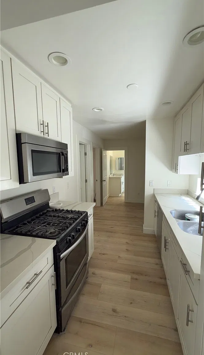 2 bed, 850 sqft, $3,000 — Photo 2