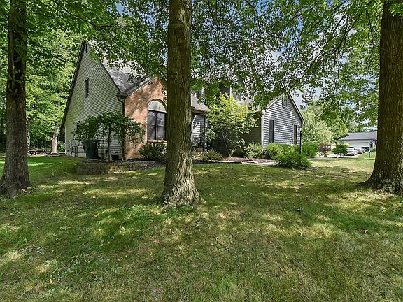 3rd image of 100 Strathsprey Dr